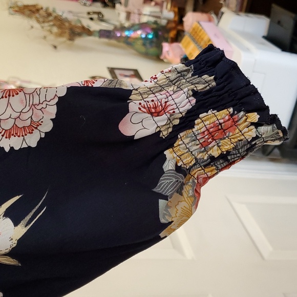 Blouse mock neck. - Picture 3 of 7